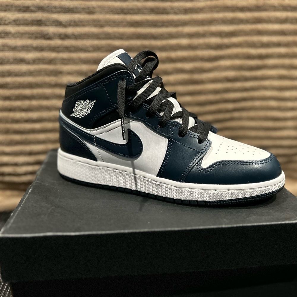 Jordan 1 mid navy blue